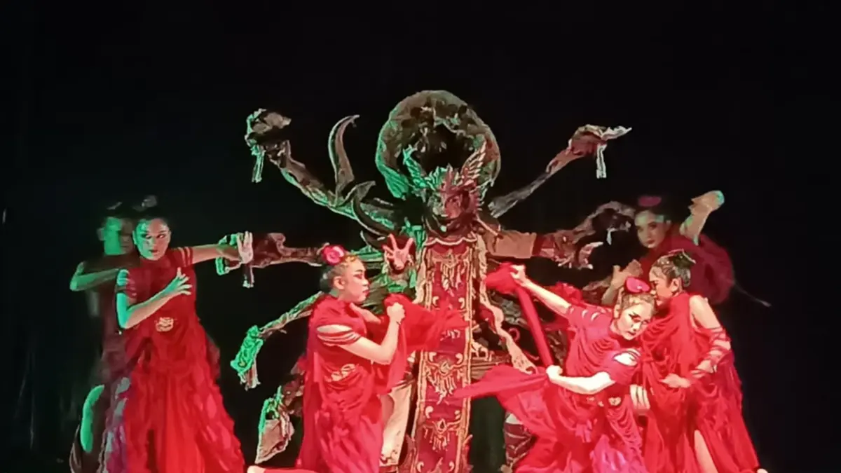 
Penampilan Sanggar Kerta Art Ubud sajian utama dalam Festival Seni Bali Jani (FSBJ) VIII 2026 yang berlangsung di Gedung Ksirarnawa, Taman Budaya Provinsi Bali, Denpasar, Kamis (16/7) petang.
