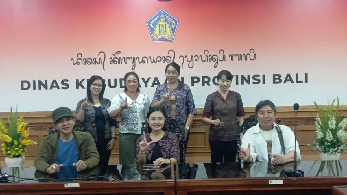 TANTANGAN PENILAIAN: Penilaian ratusan  karya cerpen milik peserta lomba cerpen Festival Seni Bali Jani (FSBJ) di Kantor Dinas Kebudayaan, Sabtu (18/7/2025) (Sumber radarbali.id)