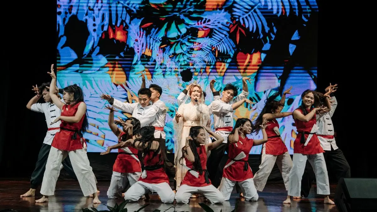 KEREN: Penampilan Tekiber mainkan  Drama Musikal "Kera Wuhan" di FSBJ VIII 2026. (IST/radarbali.id)

