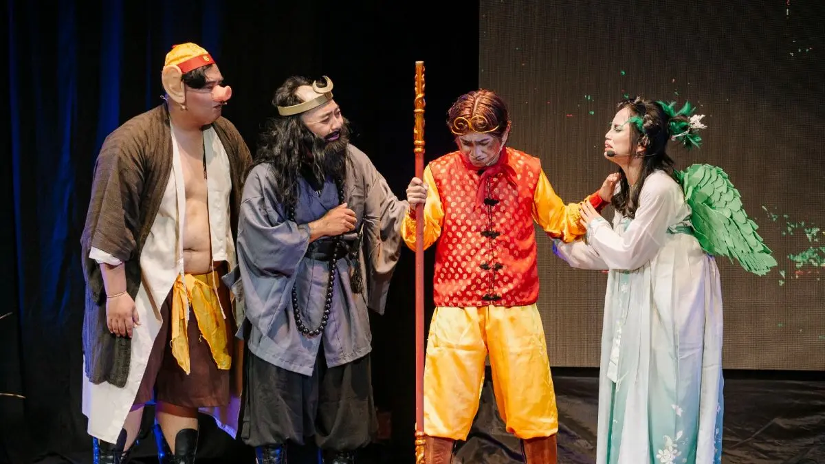 MEMUKAU: Penampilan Tekiber mainkan  Drama Musikal "Kera Wuhan" di FSBJ VIII tAHUN 2026. (IST/RADARBALI.ID)
