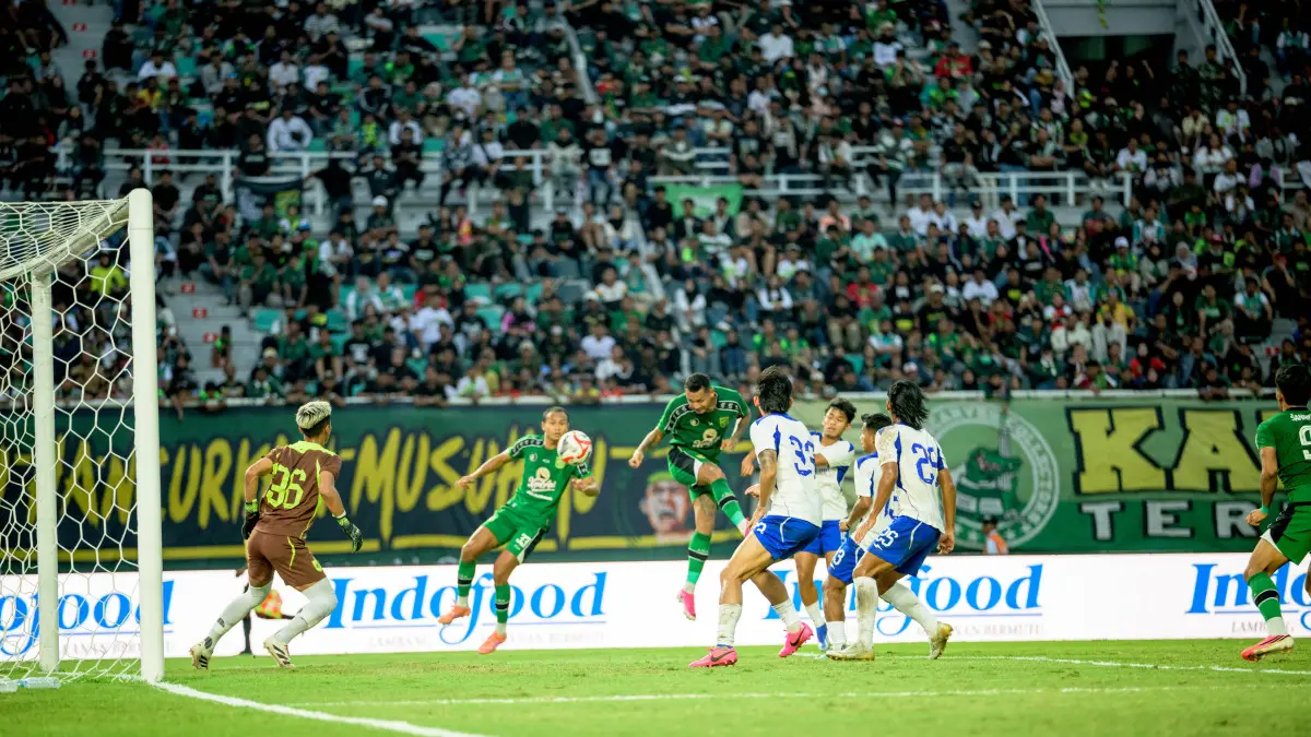 Penyerang anyar Persebaya Alex Martins menanduk bola untuk membuka keunggulan atas PSIS Semarang di laga 99 Anniversary Game yang berakhir dengan skor 2-2. (Foto: Media Persebaya)