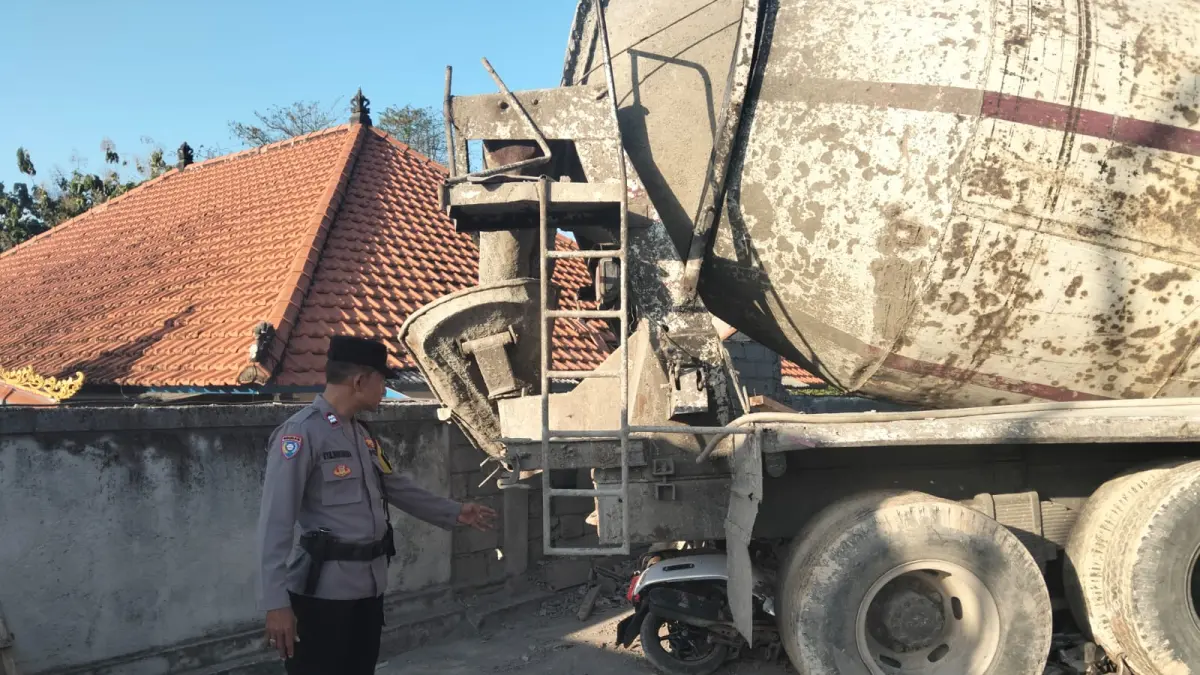 RAWAN CELAKA: Petugas Unit Lantas Polsek Kuta Selatan melakukan olah tempat kejadian perkara (TKP) kecelakaan tunggal truk cor molen di Jalan Pedati, Labuhan Sait, Desa Pecatu, Kuta Selatan, Sabtu (18/7/2026). (ist/radarbali.id)