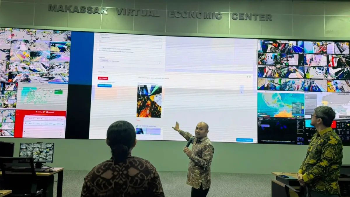 TENGOK MEDIA CENTER: Kabid IKP, Ni Luh Made Astiti (kiri) menerima penjelasan Kadis Kominfo Makassar, Muhammad Roem.