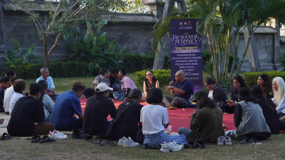 SYAIR KOPI: Alumni Sanggar Minum Kopi (SMK) bersama penyair lintas generasi berkumpul dalam diskusi bertajuk Penyair dan Ketangguhan Kata: Menelisik Napas Puisi di Bali di ajang Festival Seni Bali Jani (FSBJ), Sabtu (18/7), di Art Centre, Denpasar. (NI KADEK NOVI FEBRIANI/radarbali.id)