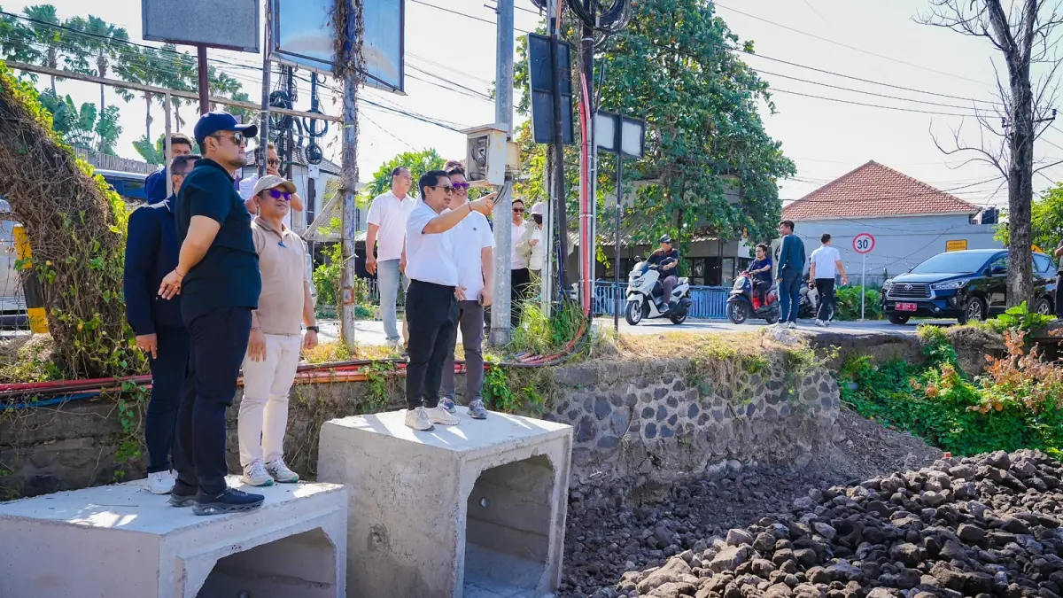 Bupati Wayan Adi Arnawa bersama Wabup Bagus Alit Sucipta meninjau Proyek Jalan Lingkar Barat di Kecamatan Kuta Selatan, Kuta dan Kuta Utara, Sabtu (18/7).