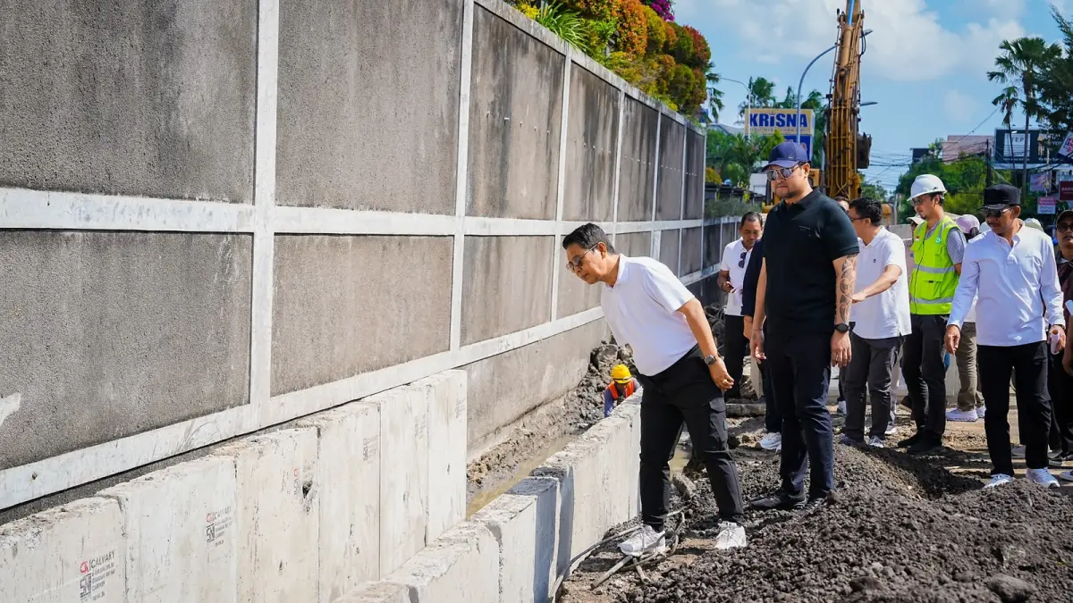Bupati Wayan Adi Arnawa bersama Wabup Bagus Alit Sucipta saat meninjau proyek strategis Pengendali Banjir di wilayah Kecamatan Kuta, Sabtu, (18/7).