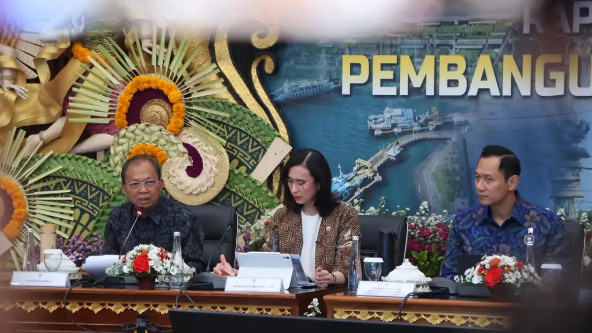 Dari kiri, Gubernur Bali Wayan Koster, Menteri Pariwisata Widiyanti Putri Wardhana, dan Menko Bidang Infrastruktur dan Pembangunan Kewilayahan Agus Harimurti Yudhoyono (AHY) di Gedung Wiswa Sabha Utama, Kantor Gubernur Bali, Denpasar, Senin (20/7).