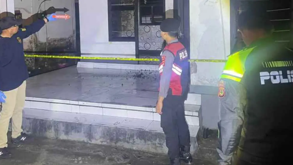 DILALAP API: Rumah milik I Wayan Hendra Guna&nbsp; di Desa Lembean, Kecamatan Kintamani terbakar . (foto: Polres Bangli)