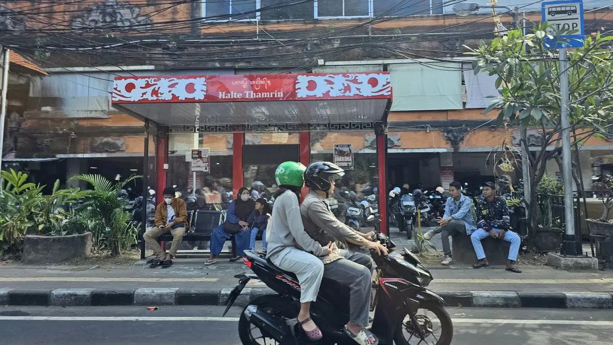 DINANTI: Halte Jalan Thamrin telah digunakan masyarakat, pengguna setia Trans Metro Dewata (TMD), kemarin (19/7/2026). (NI KADEK NOVI FEBRIANI/radarbali.id)