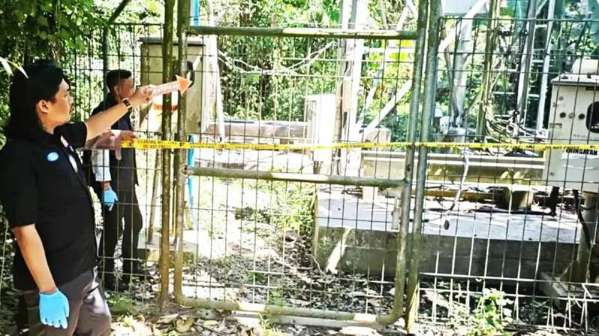 GELAR REKONSTRUKSI : Polisi dari Polres Karangasem saat melakukan olah TKP di lokasi tower telekomunikasi yang ada di Wilayah Jasri, Kelurahan Subagan.&nbsp;(foto: Istimewa)