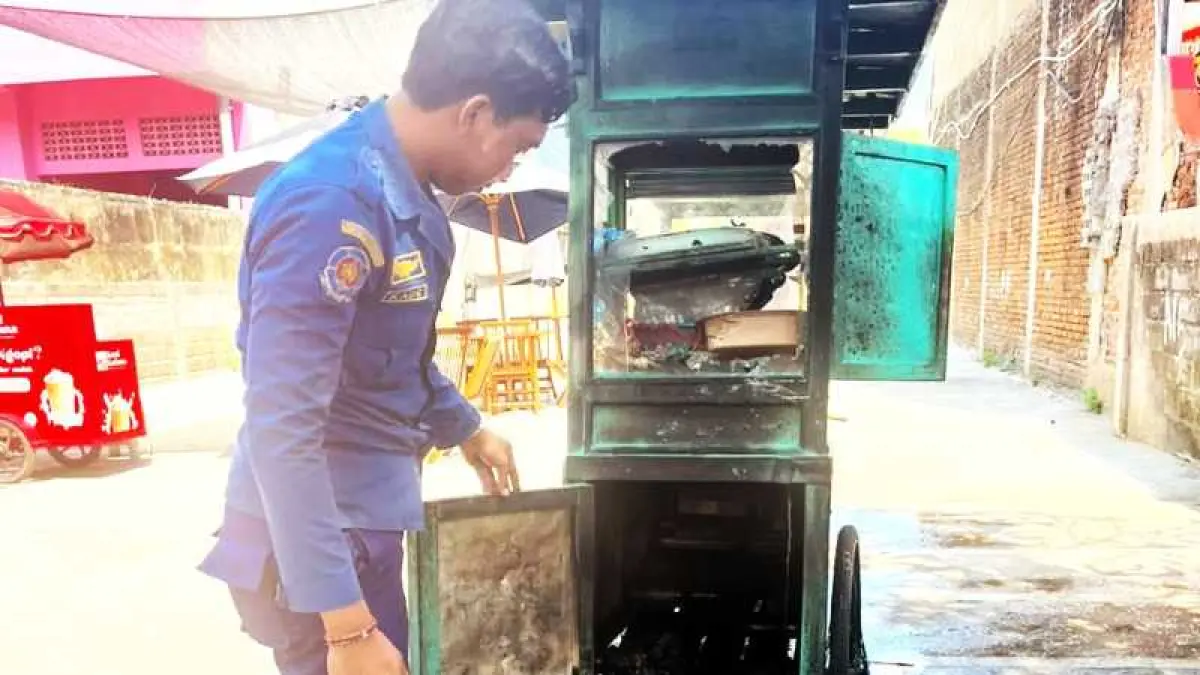 NAHAS : Rombong yang terbakar akhirnya dipadamkan Damkar. (foto: Damkar Jembrana)