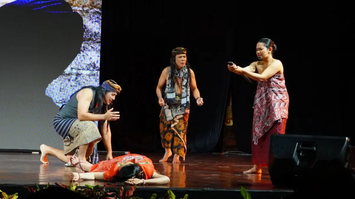 Penampilan Sanggar Teater Agustus dalam rangkaian Festival Seni Bali Jani (FSBJ) VIII 2026 di Gedung Ksirarnawa, Taman Budaya Provinsi Bali, Sabtu (18/7/2026).