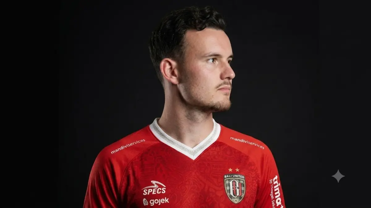 Rekamaya Jop Van Der Avert dengan Jersey Bali United. 