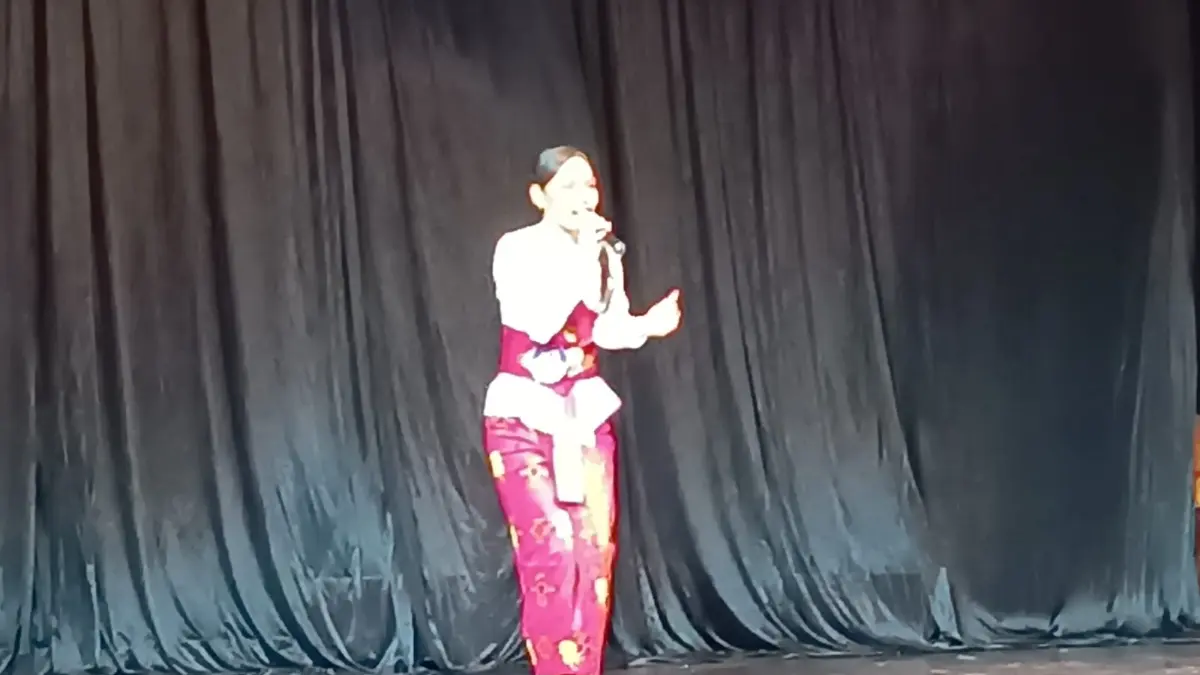 Salah seorang peserta Lomba Menyanyi Lagu Pop Bali dalam rangka Festival Seni Bali Jani (FSBJ) VIII Tahun 2026 di Gedung Ksirarnawa, Taman Budaya Provinsi Bali, Denpasar, Minggu (19/7/2026).