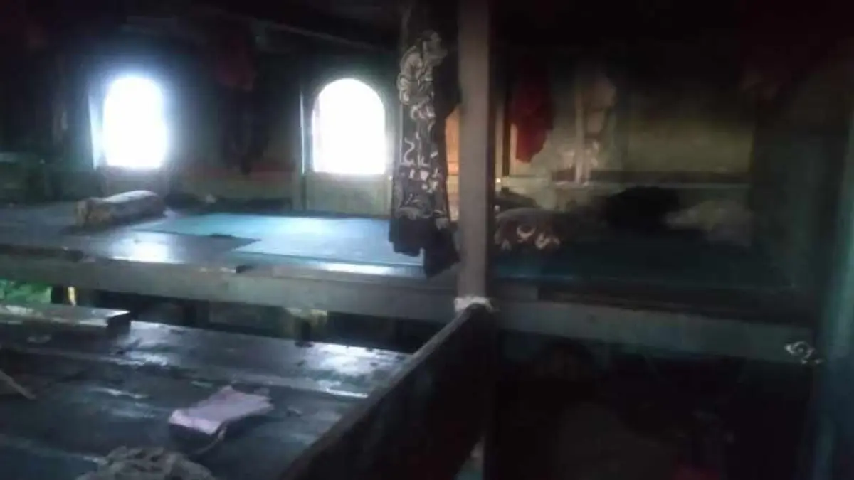SEADANYA : Kondisi balai untuk istirahat di dalam kapal.(I Wayan Widyantara)