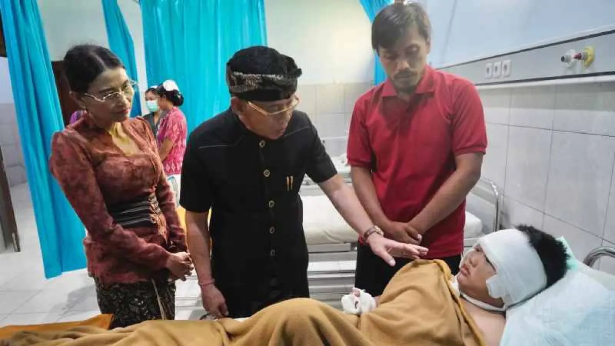 DALAM PERAWATAN : Salah seorang korban ledakan balon gas Harkopnas di Klungkung. (dewa ayu pitri arisanti/radar bali)