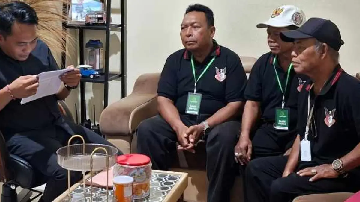 DATANGI KEJARI KLUNGKUNG: Garda Tipikor Indonesia Kabupaten Klungkung datangi Kantor Kejaksaan Negeri (Kejari) Klungkung. (Dewa Ayu Pitri Arisanti/Radar Bali)