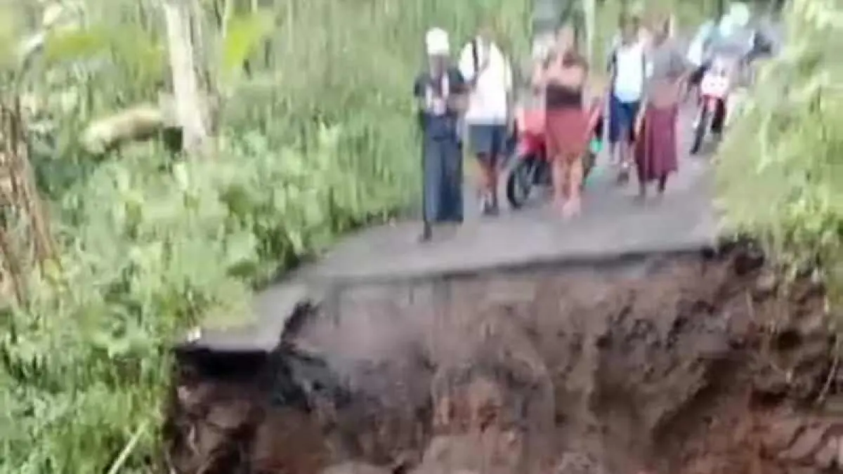 DIGERUS AIR : Kondisi jembatan Kebung, Desa Telaga Tawang, Kecamatan Sidemen, putus akibat diguyur hujan deras pada Senin malam (20/7/2026). (ist)