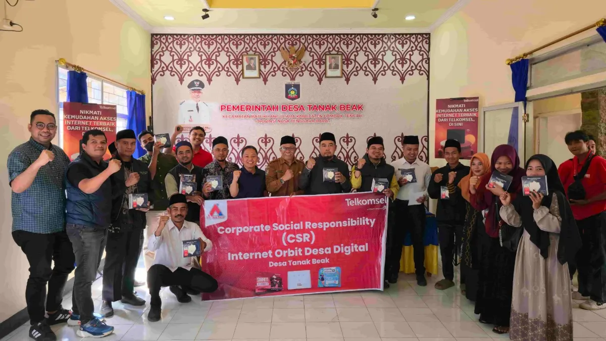 DIGITALISASI MASYARAKAT: Bantuan perangkat internet Orbit One Easy dan kartu perdana by.U dari Telkomsel kepada masyarakat Desa Tanak Beak, Kabupaten Lombok Barat, Nusa Tenggara Barat.