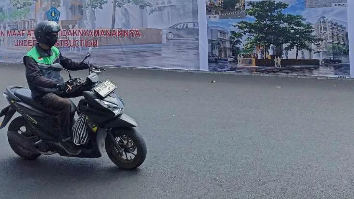 DIPERCANTIK : Proyek penataan kawasan perkotaan yang mulai dipersiapkan di kawasan Jalan Gajah Mada Heritage. (Adrian Suwanto)