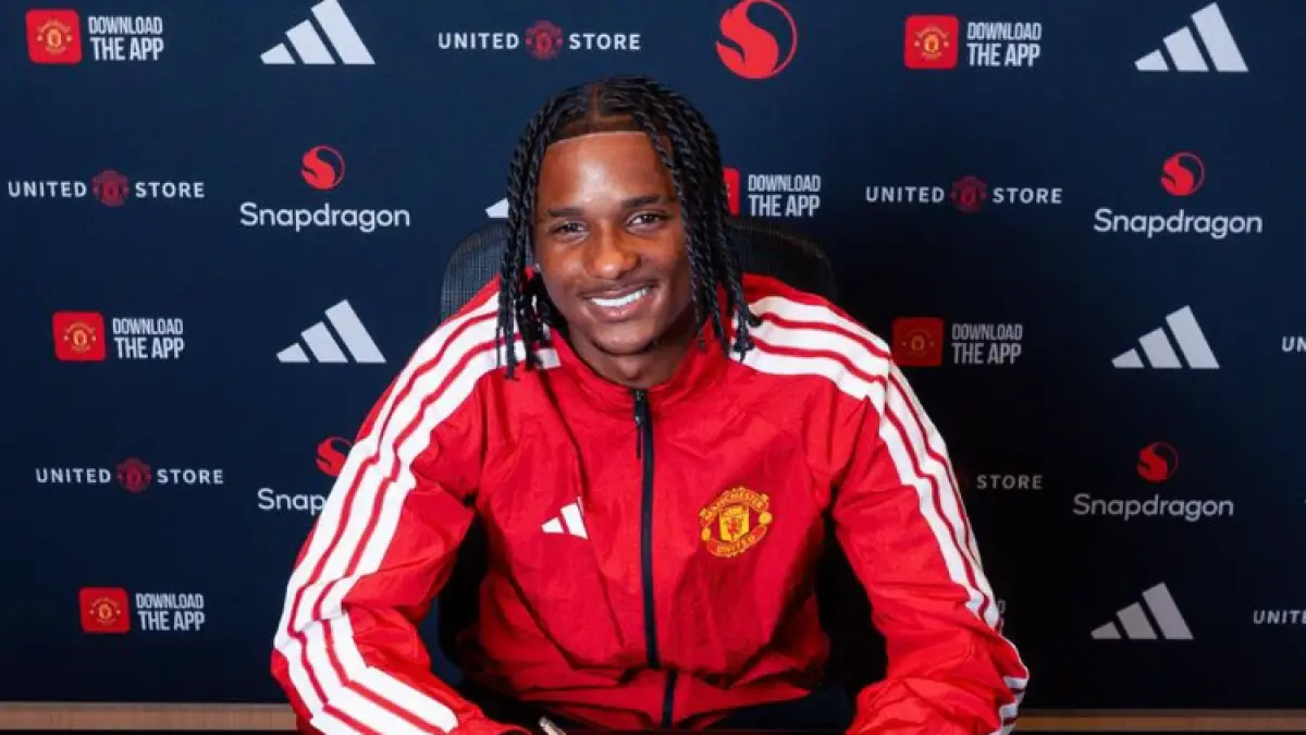 Gelandang Manchester United Tynan Thomson saat meneken kontrak. (Man United)