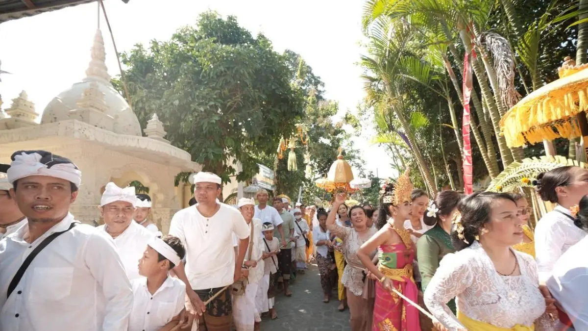Ratusan umat Hindu dari berbagai pelosok Bali hingga luar daerah berkumpul di pasraman untuk menghadiri dan mengiringi perayaan kereta suci Jagannatha Ratha Yatra.(ist/radarbali.id)