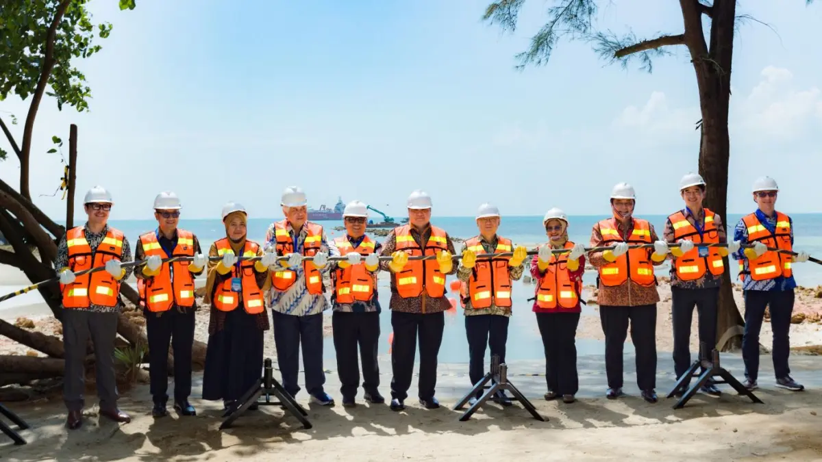 (Kiri ke kanan) Mike Wiluan (Chief Executive Officer Nongsa Digital Park), Setyanto Hantoro (Managing Director Business 2 Danantara Indonesia), Kartika Listriana (Direktur Jenderal Penataan Ruang Laut, Kementerian Kelautan dan Perikanan Republik Indonesia), Kris Wiluan (Chairman Citramas Group), Nyanyang Haris Pratamura (Wakil Gubernur Kepulauan Riau), Airlangga Hartarto (Menteri Koordinator Bidang Perekonomian Republik Indonesia), Gan Kim Yong (Wakil Perdana Menteri sekaligus Menteri Perdagangan dan Industri Singapura), Dian Siswarini (Direktur Utama Telkom Indonesia), Hotmangaraja Panjaitan (Duta Besar Republik Indonesia untuk Singapura), Andreas Sohmen-Pao (Chairman BW Group), dan Ludovic Hutier (Chief Executive Officer BW Digital) melakukan prosesi simbolis pendaratan kabel bawah laut Nongsa Changi Cable (NCC) di Batam, Senin (20/7)