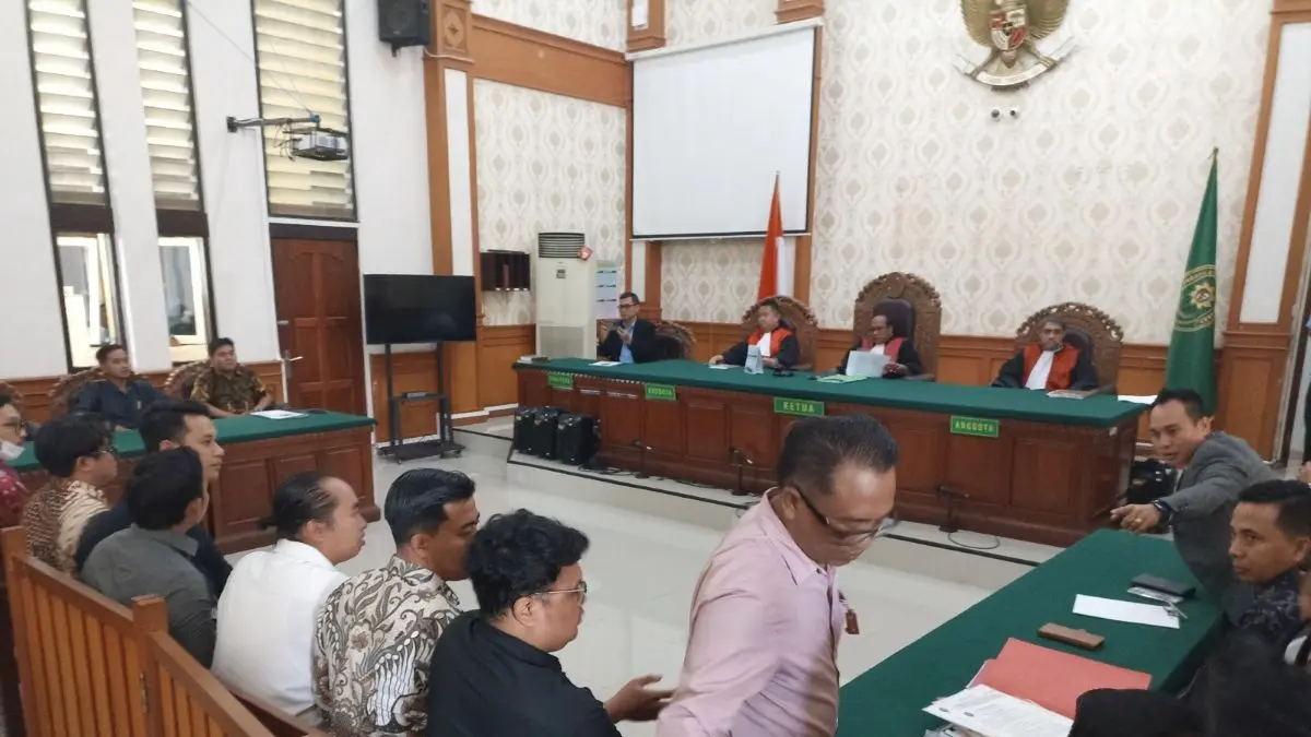 ALL OUT: Suasana sidang perdana guigatan perdata terhadap empat media di Bali di PN Denpasar (22/7/2026). (ADRIAN SUWANTO/radarbali.id)