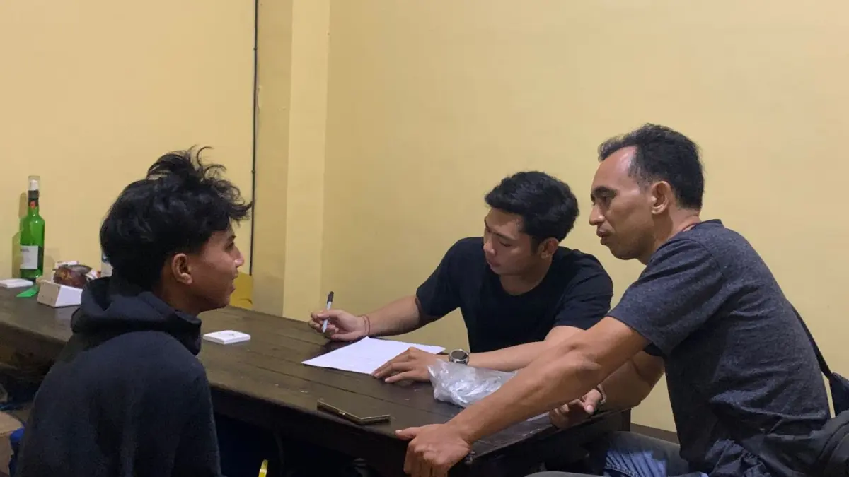 APES: Petugas Unit Reskrim Polsek Kuta Selatan menunjukkan pelaku penganiayaan berinisial FB, 20, usai diamankan di kawasan Gelogor Carik, Denpasar, Minggu malam (19/7/2026). (IST/radarbali.id)