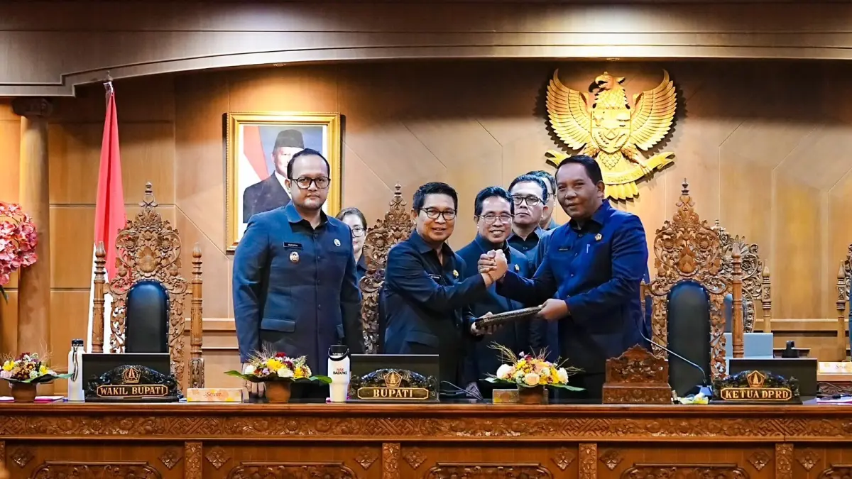 Bupati Wayan Adi Arnawa dan Wabup Bagus Alit Sucipta saat hadiri Rapat Paripurna di Ruang Sidang Utama Gosana, Gedung DPRD Badung, Selasa, (21/7).