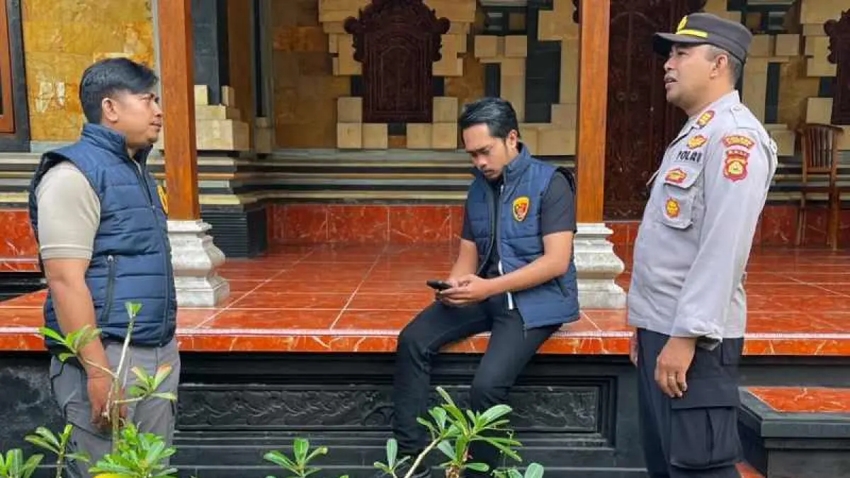 KE&nbsp; LOKASI KEJADIAN: Kapolsek Banjarangkan AKP I Ketut Budiarsana mendatangi TKP pencurian di rumah warga I Komang Wahyu Wiguna, Dusun Sidayu Desa Takmung, Kecamatan Banjarangkan. (Foto: Humas Polres Klungkung)