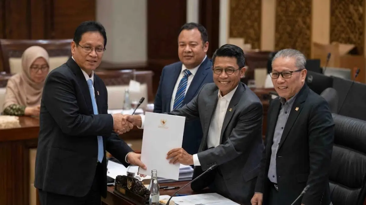 Menteri Keuangan Purbaya Yudhi Sadewa menyerahkan RUU Pusat Finansial Internasional Indonesia pada Ketua Komisi XI DPR Misbakhun. 