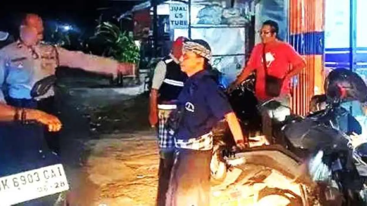 NAHAS BERUNTUN : Polisi yang melakukan pemeriksaan di TKP hilang motor korban I Putu Ari Darmawan di Kantor J&T wilayah Bajera Kecematan Selemadeg, Tabanan.&nbsp;(ist)