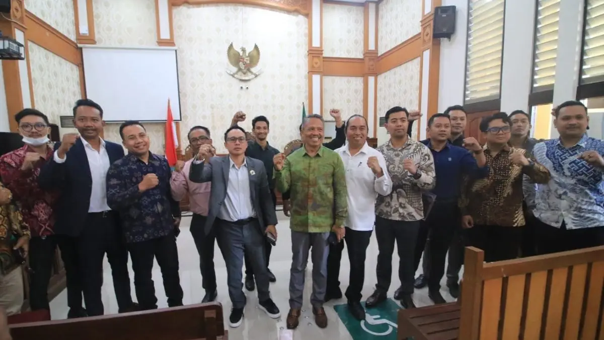ON FIRE: Puluhan tim Kuasa Hukum Solidaritas Jurnalis Bali (SJB) pembela gugatan terhadap 4 media di Bali foto kepal tangan usai sidang perdana di PN Denpasar, Rabu (22/7/2026). (MIFTAHUDDIN HALIM/radarbali.id)