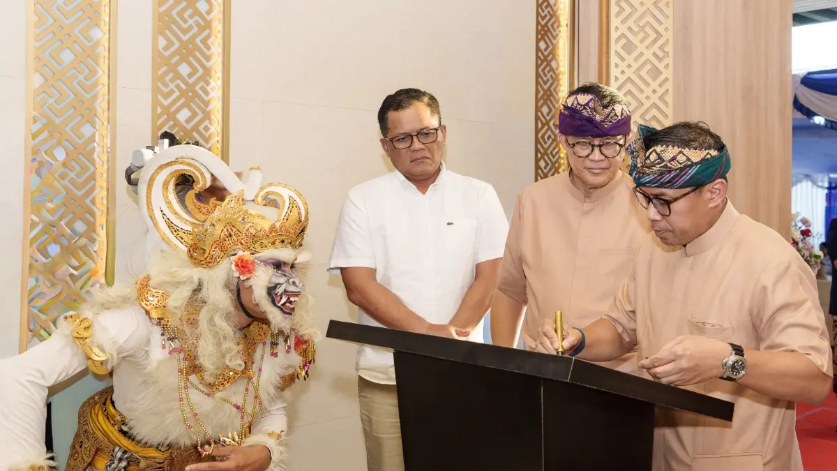 Peresmian kantor layanan di Denpasar Bali oleh Direktur Consumer Banking Bank BRI Aris Hartanto (Paling kanan) didampingi oleh Komisaris Utama BRI Life M. Syafri Rozi (Kedua dari kiri) dan RCEO Region 17 Denpasar Bali Hery Noercahya (baju putih).