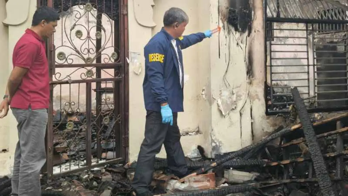 REKONSTRUKSI KEJADIAN : Petugas Inafis bersama Reskrim menyelidiki kasus kebakaran Koperasi di Bayad, Kedisan, Selasa dini hari (21/7/2026). (foto: Polsek Tegallalang)