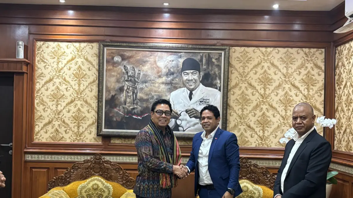 Wawali Kota Denpasar I Kadek Agus Arya Wibawa menerima&nbsp; Atase Perdagangan dan Industri Konsulat Jenderal Timor Leste di Denpasar, Apolo Justino Franca da Silva, di kantor Wali Kota Denpasar, Selasa (21/7).