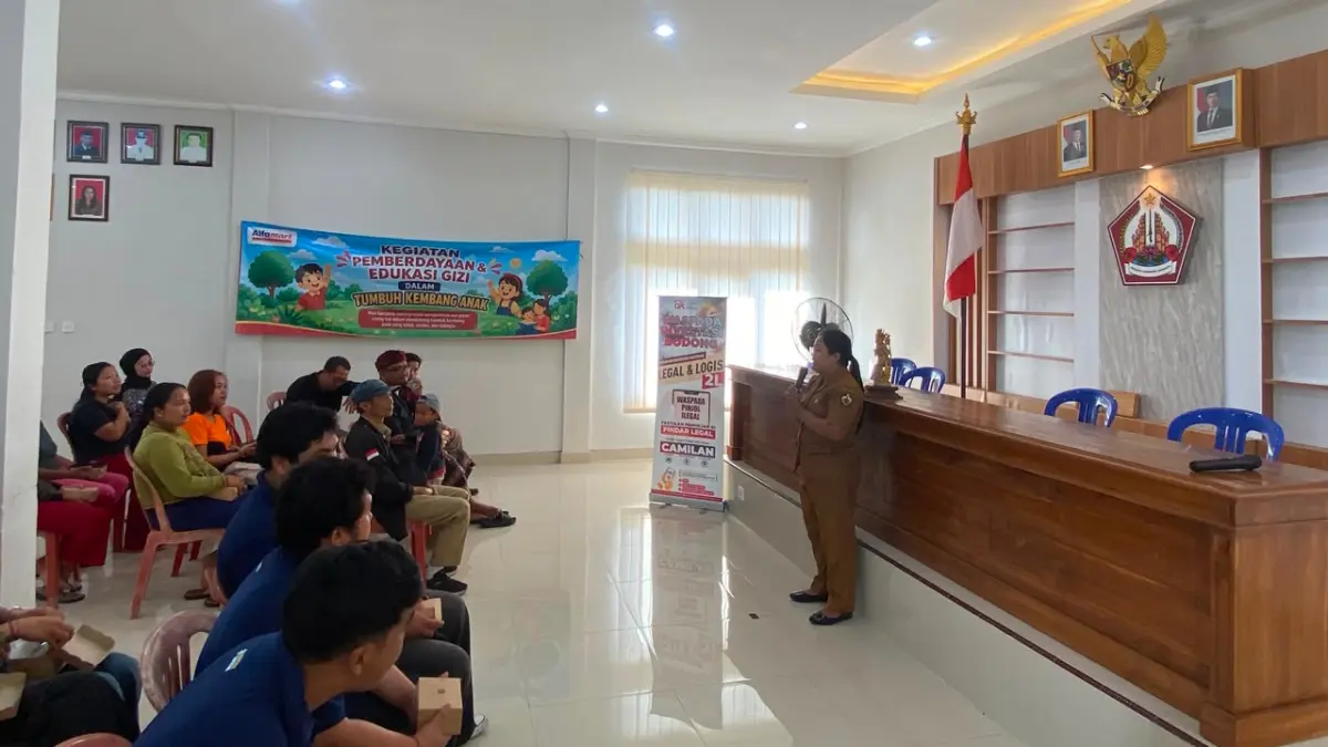 35 anak penerima manfaat bersama orang tuanya mengikuti edukasi gizi dari Alfamart di Kantor Desa Taman Bali.