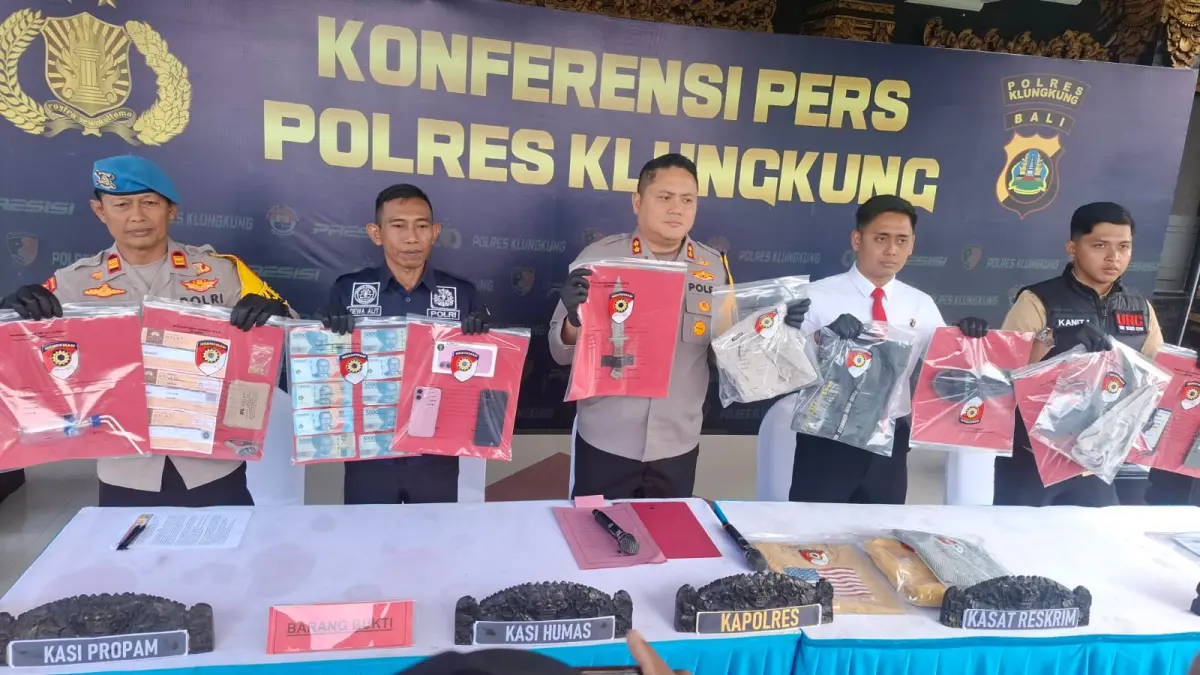 BEBERKAN TEMUAN&nbsp; : Jumpa pers pengungkapan kasus pembunuhan Pak Man Colik bertempat di lobi Mapolres Klungkung. (Dewa Ayu Pitri Arisanti)