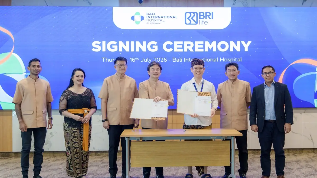 Direktur Consumer Banking BRI Aris Hartanto (Paling kanan), President Director Bali International Hospital Yeo Sheng Ming Noel (ketiga dari kanan), berpose bersama dengan komisaris dan direksi BRI Life.