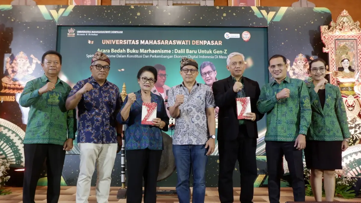 Rektor Unmas Denpasar, Prof. Dr. I Ketut Sukewati Lanang P. Perbawa, S.H., M.Hum., (3 dari kanan) dan Rocky Gerung (4 dari kanan) (21/7/2026).