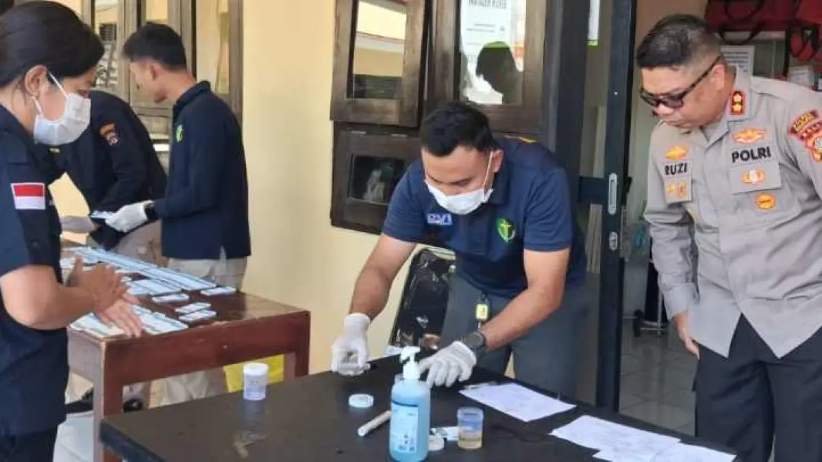 SECARA TIBA-TIBA: Tes urine mendadak yang digelar Polres Buleleng terhadap anggotanya. Tidak ada personel yang positif narkotika.(foto: Polres Buleleng)

&nbsp;