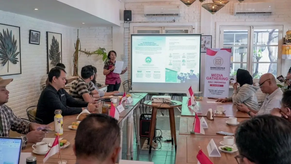 SHARING: Kennia Ayu Saputri, selaku Kepala Departemen Publikasi Yayasan Shincheonji Langit Baru Bumi Baru Indonesia saat media gathering di Denpasar, Selasa (23/7/2026).