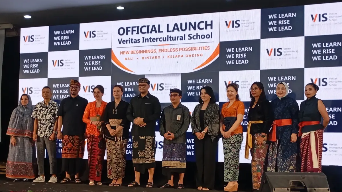Wakil Bupati Badung Bagus Alit Sucipta&nbsp;(lima dari kiri) berpose bersama usai peluncuran VIS Bali - Bintaro - Kelapa Gading di VIS Bali, Kamis (23/7/2026). (Rosihan Anwar/Radar Bali)