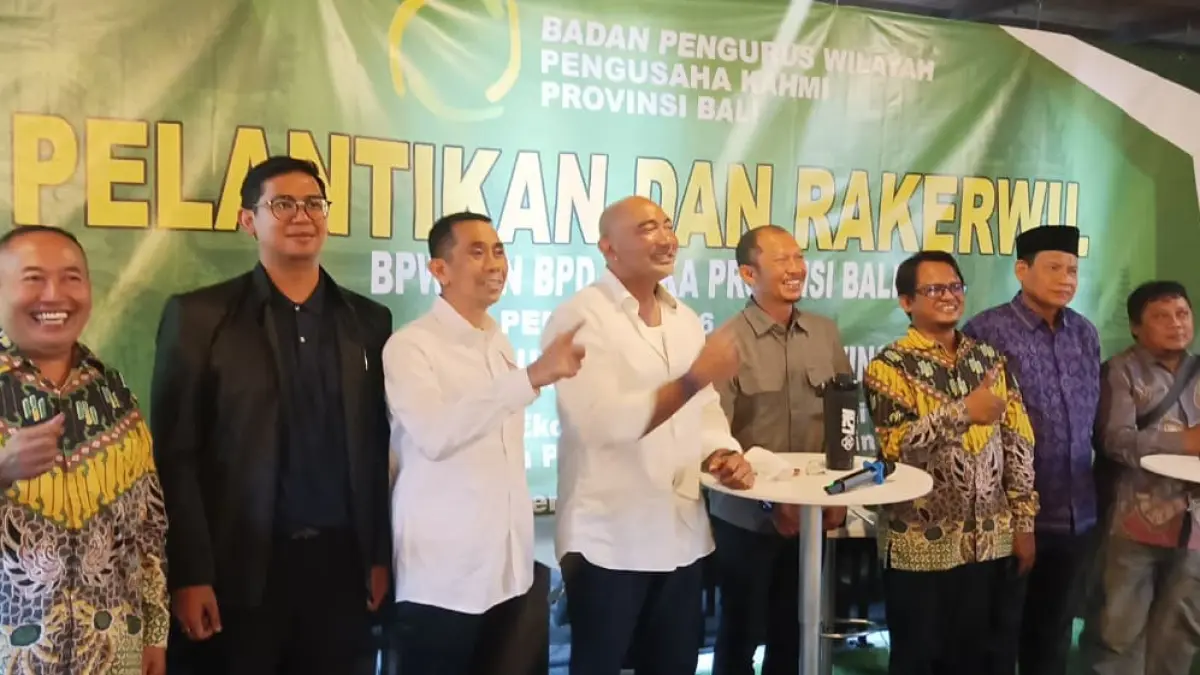 DORONG PERTUMBUHAN: Ketua Umum Himpunan Pengusaha KAHMI (HIPKA), H. Kamrussamad, Ph.D  (tiga dari kiri) melantik Pengurus Badan Pengurus Wilayah (BPW) HIPKA Provinsi Bali Habib Setyo Prayoga beserta Badan Pengurus Daerah (BPD) se-Bali, di ASA Coffee & Resto, Renon, Denpasar, Kamis (23/7/2026). Hadir sebagai pembicara I Made Muliawan Arya alias De Gadjah (empat dari kiri). (ist/radarbali.id)