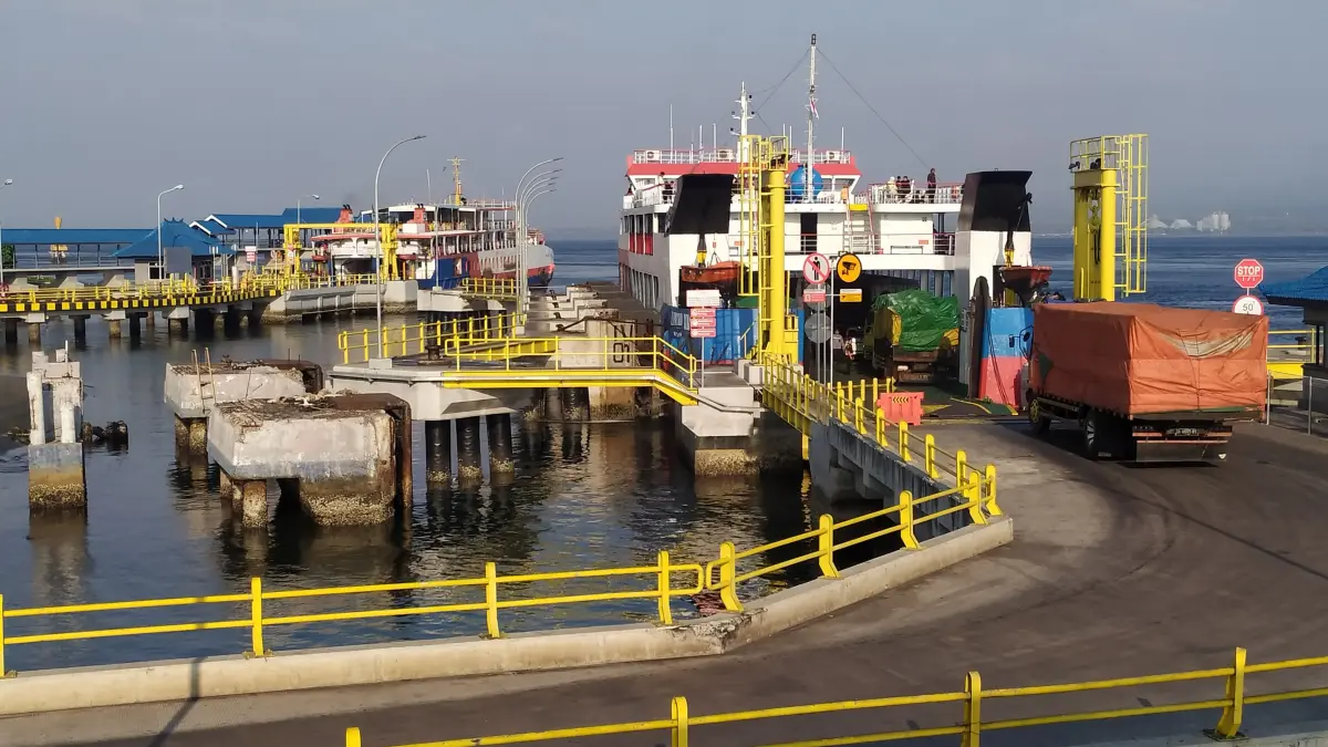 BAKAL DIPERKETAT&nbsp; : Suasana Pelabuhan Gilimanuk beberapa waktu lalu. Peraturan ketat bakal melarang pedagang kakilima di dalam kapal. (M.Basir)