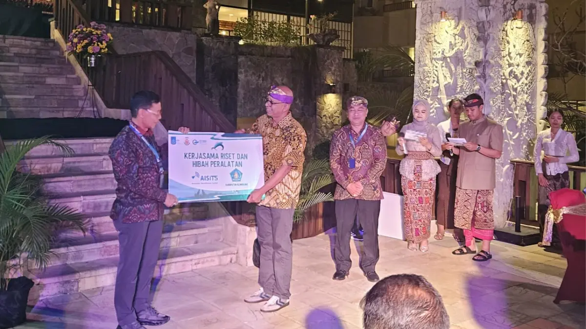Bupati Klungkung Made Satria (kiri) menerima hibah "GPS laut" dari ITS saat 5th MASTIC (Maritime Safety International Conference) di Hotel Kuta Paradiso, Kuta Badung.&nbsp;