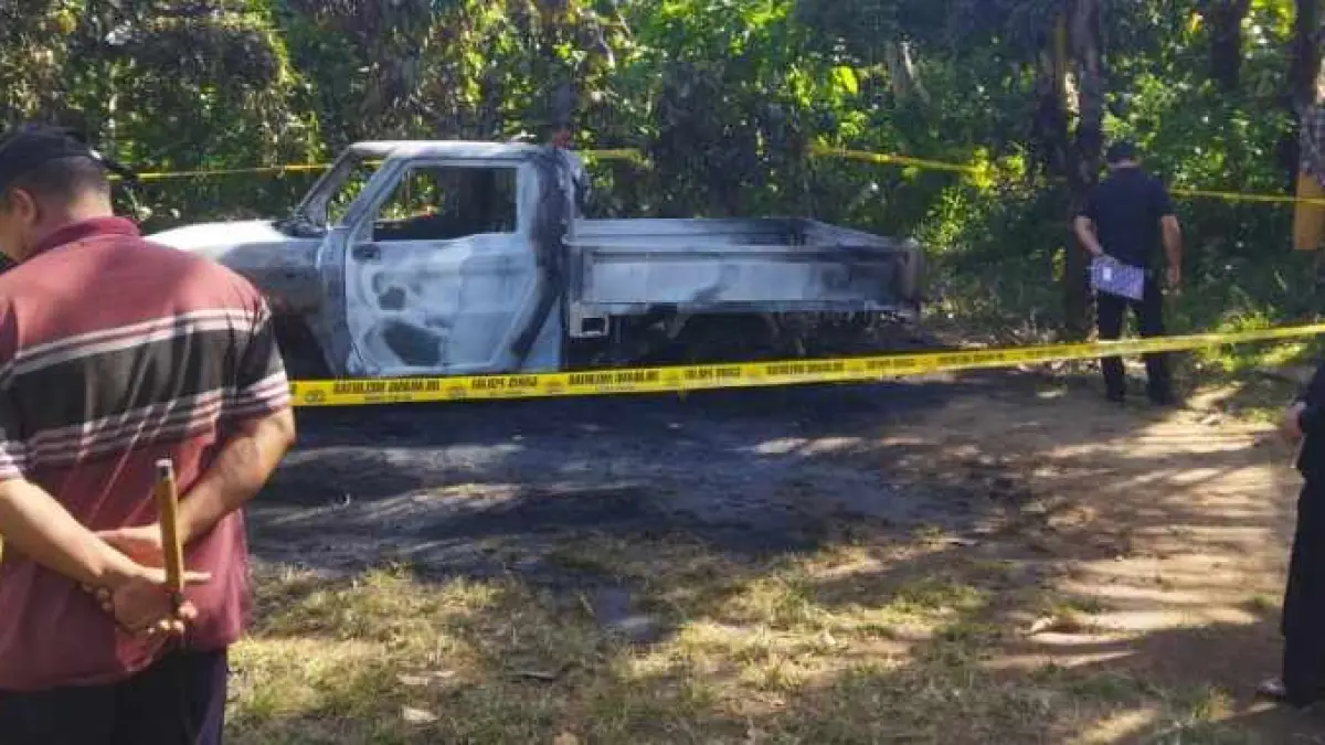 DALAM PENYELIDIKAN : Polisi melakukan olah TKP di lokasi terbakarnya mobil Toyota Hilux di Desa Depeha, Kecamatan Kubutambahan, Kabupaten Buleleng. Penyebabnya masih misterius.(foto:Polres Buleleng)