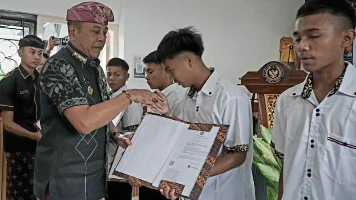 DAPAT POTONGAN HUKUMAN : Lima orang anak binaan LPKA Karangasem saat mendapat remisi bertepatan dengan peringatan hari anak nasional. (zulfika Rahman)