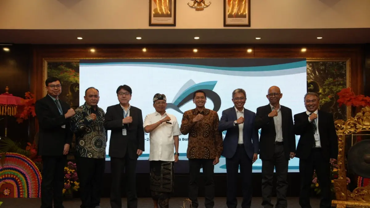Gubernur Koster (4 kiri) dan Rektor ITS Prof. Bambang Pramujati (5 kiri) saat 5th MASTIC (Maritime Safety International Conference) di Hotel Kuta Paradiso, Kuta Badung.
